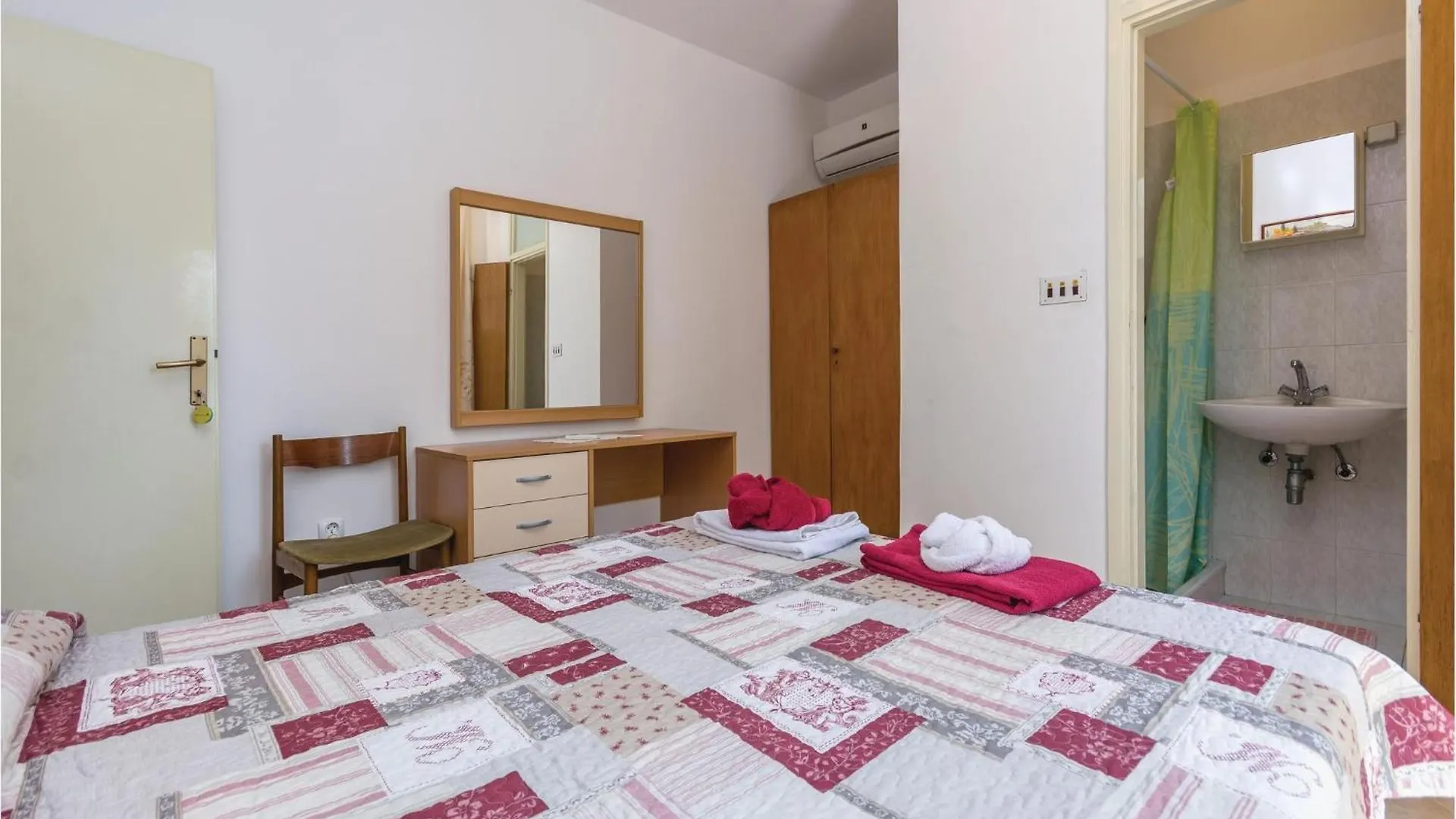 2 Bedroom Nice Apartment In Lovrecica קרואטיה